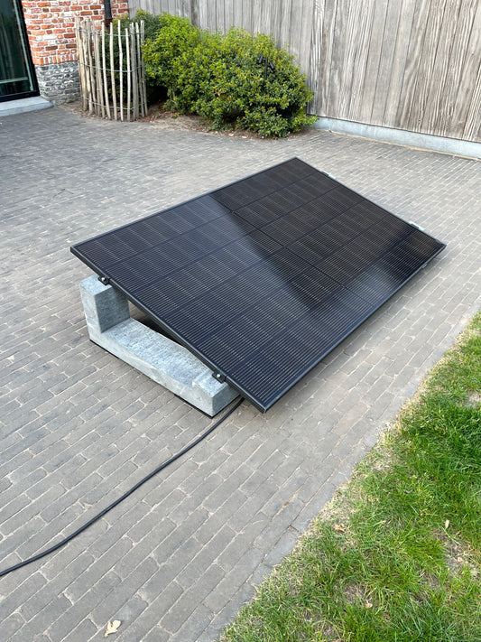 Plug & Play Zonnepaneel Set (1 Paneel – 450Wp DC / 800W AC Omvormer – 15° Hellingshoek) incl. Betonblokken & Slimme Monitoring