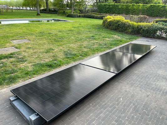 Plug & Play Zonnepaneel Set (3 Panelen – 1.350 Wp DC / 800W AC – 5° Hellingshoek) incl. Betonblokken & Slimme Omvormer
