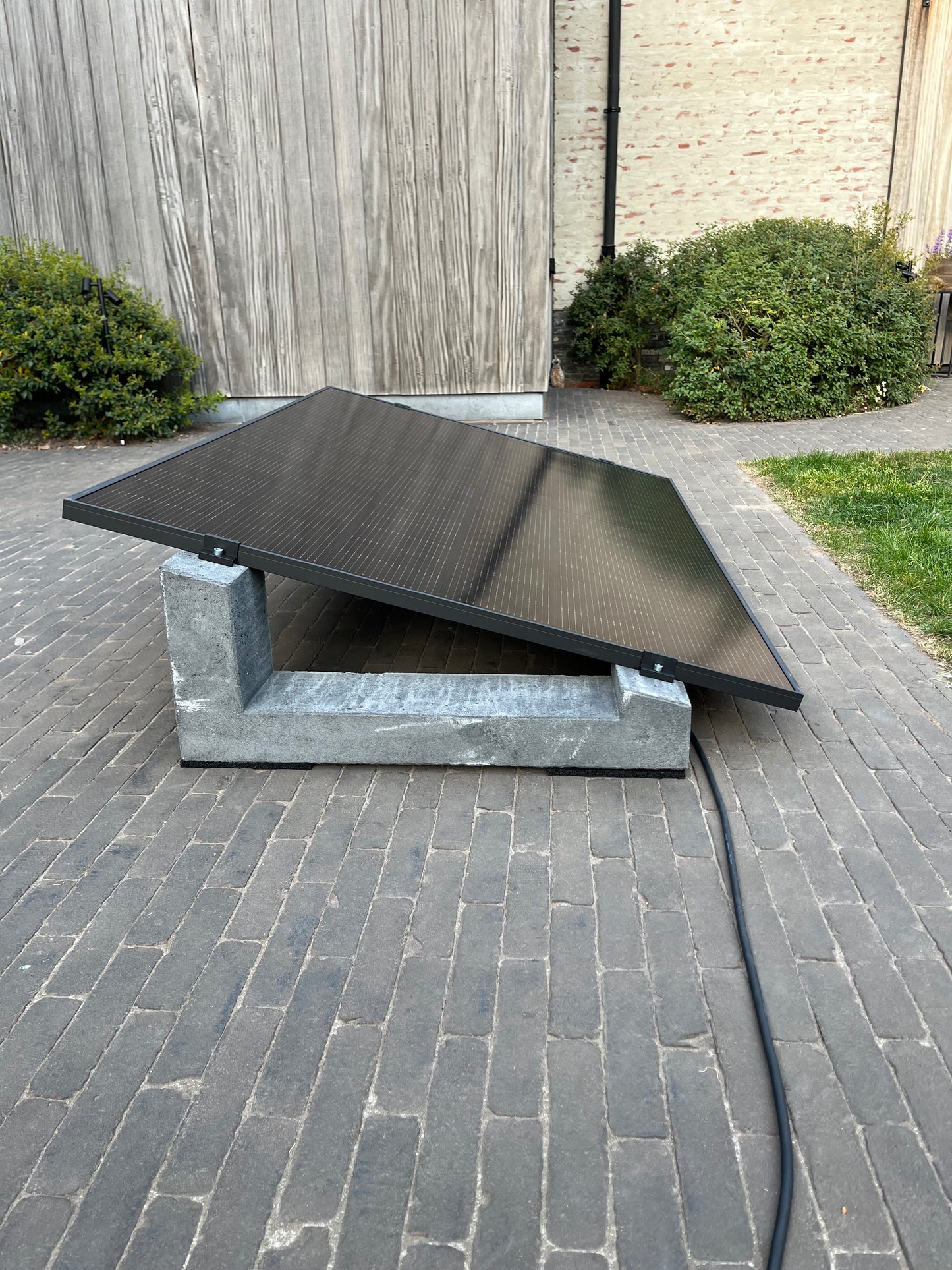 Plug & Play Zonnepaneel Set (2 Panelen – 900Wp DC / 800W AC – 15° Hellingshoek) incl. Betonblokken & Slimme Omvormer