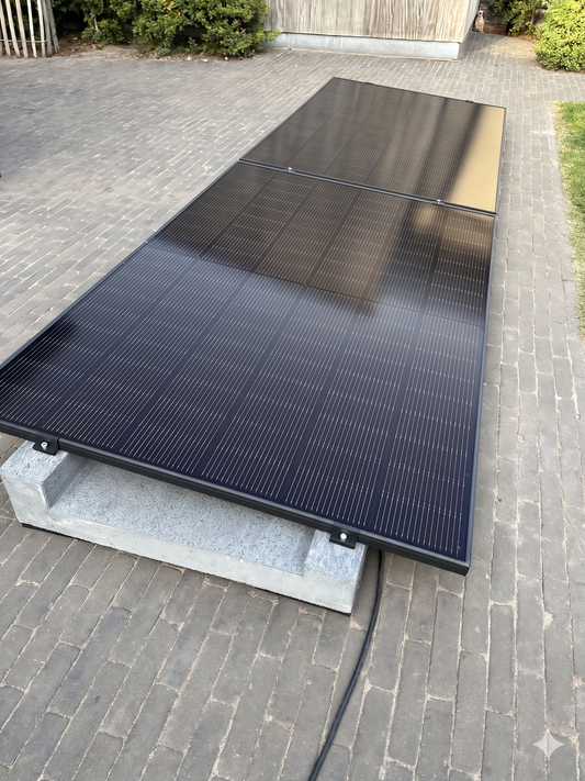 Plug & Play Zonnepaneel Set (2 Panelen – 900Wp DC / 800W AC – 5° Hellingshoek) incl. Betonblokken & Slimme Omvormer