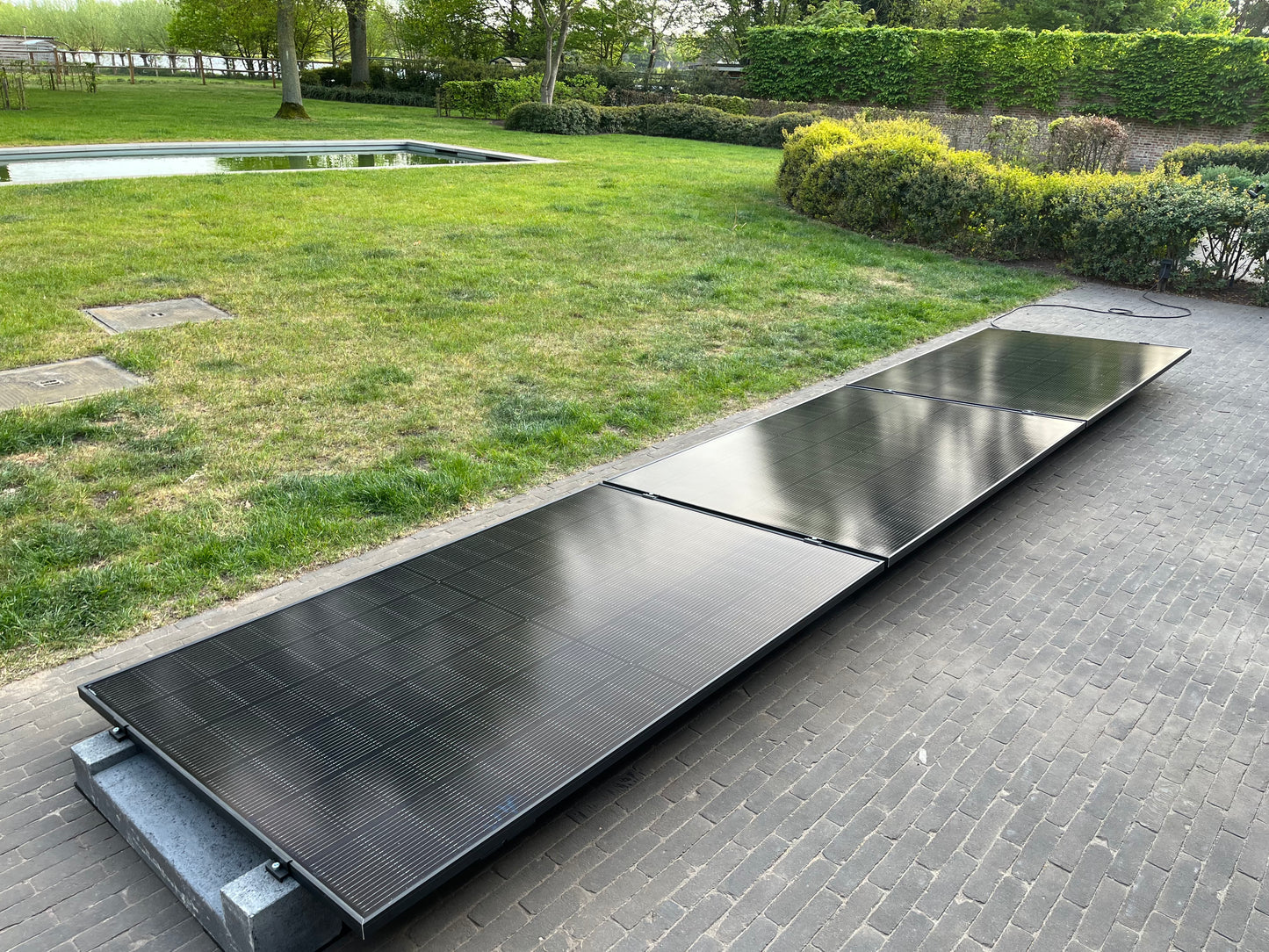 Plug & Play Zonnepaneel Set (3 Panelen – 1.350 Wp DC / 800W AC – 15° Hellingshoek) incl. Betonblokken & Slimme Omvormer