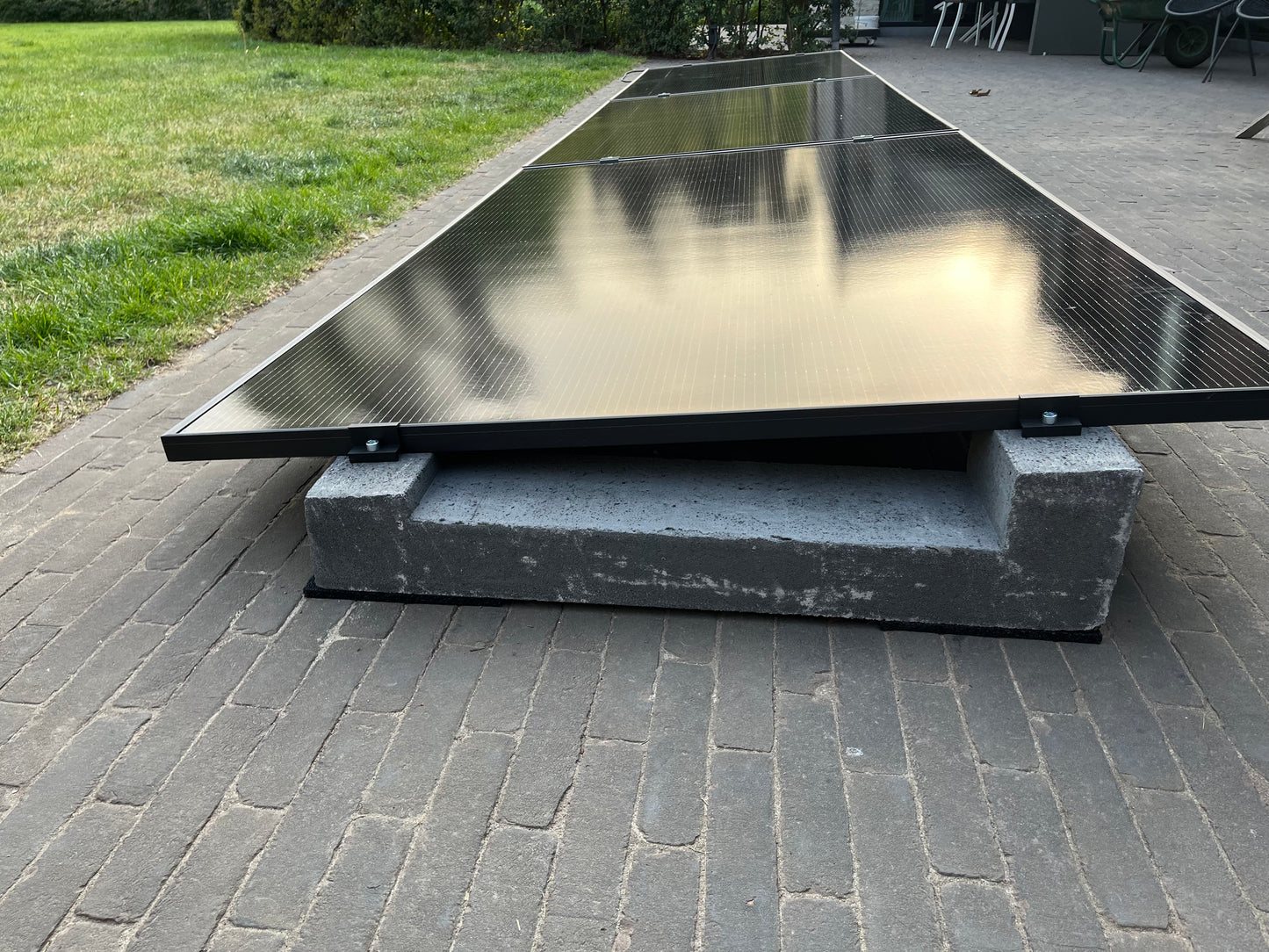 Plug & Play Zonnepaneel Set (3 Panelen – 1.350 Wp DC / 800W AC – 15° Hellingshoek) incl. Betonblokken & Slimme Omvormer