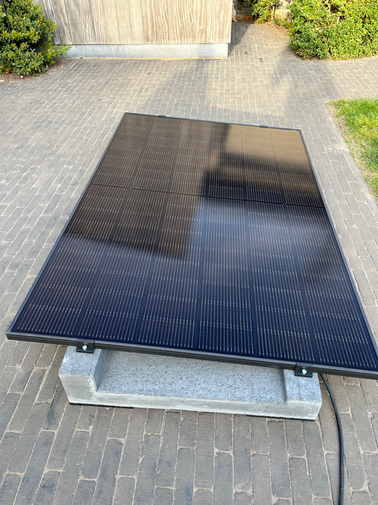 Plug & Play Zonnepaneel Set (1 Paneel – 450Wp DC / 800W AC Omvormer – 5° Hellingshoek) incl. Betonblokken & Slimme Monitoring